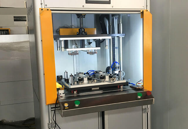汽车内饰件热熔铆接机